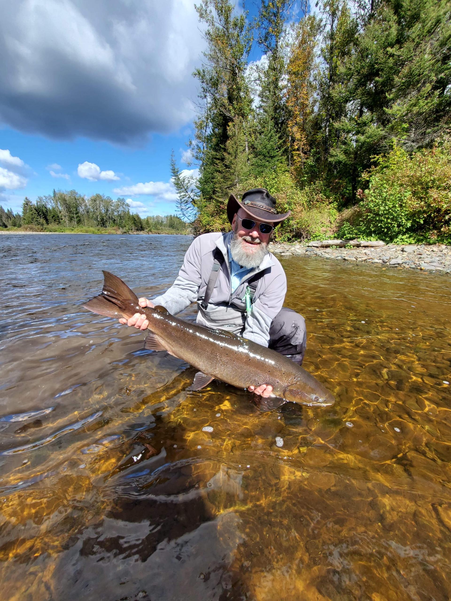 pêche au saumon avec Léon réZin vin spiritueux