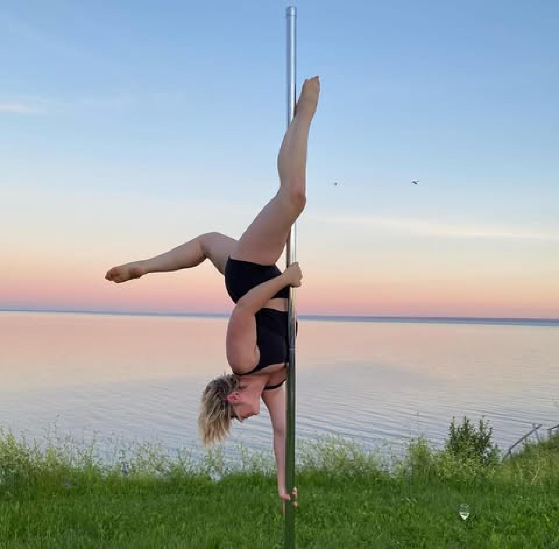 Corinne, pole fitness, coucher du soleil