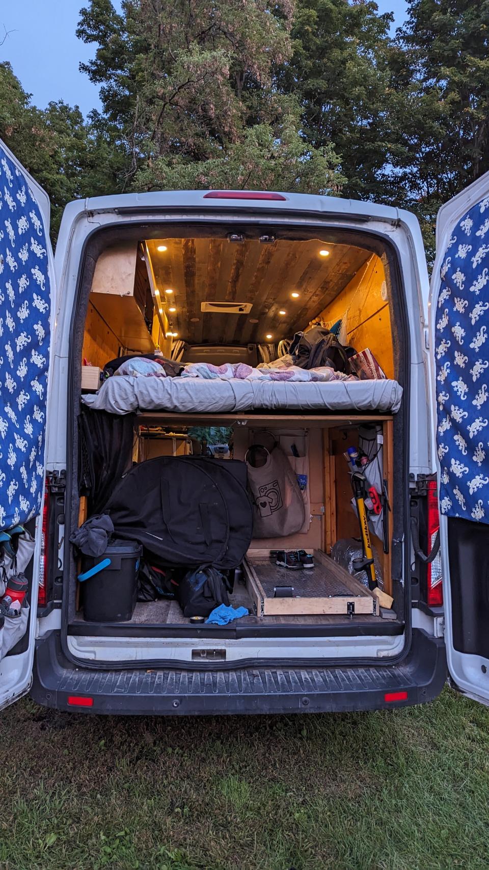 vanlife, aventure, transformation de fourgon, camper, voyage en van, road trip, liberté, voyage spontané, réZin, vin